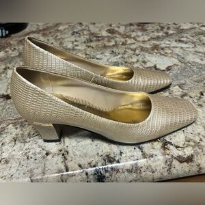 J. Renee Womens Mary Gold Low Block Heel Pumps Size 7.5 Square Toe